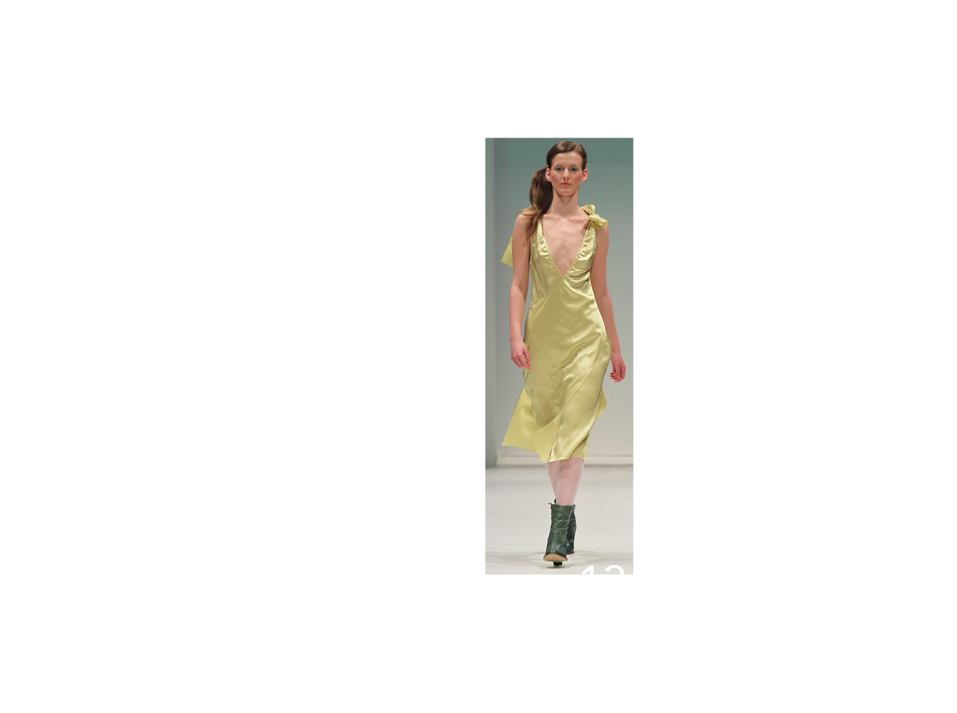 Eco Seidenkleid. Ein elegant legeres Eventkleid, welches Fashion und Sustainability wunderbar verbindet